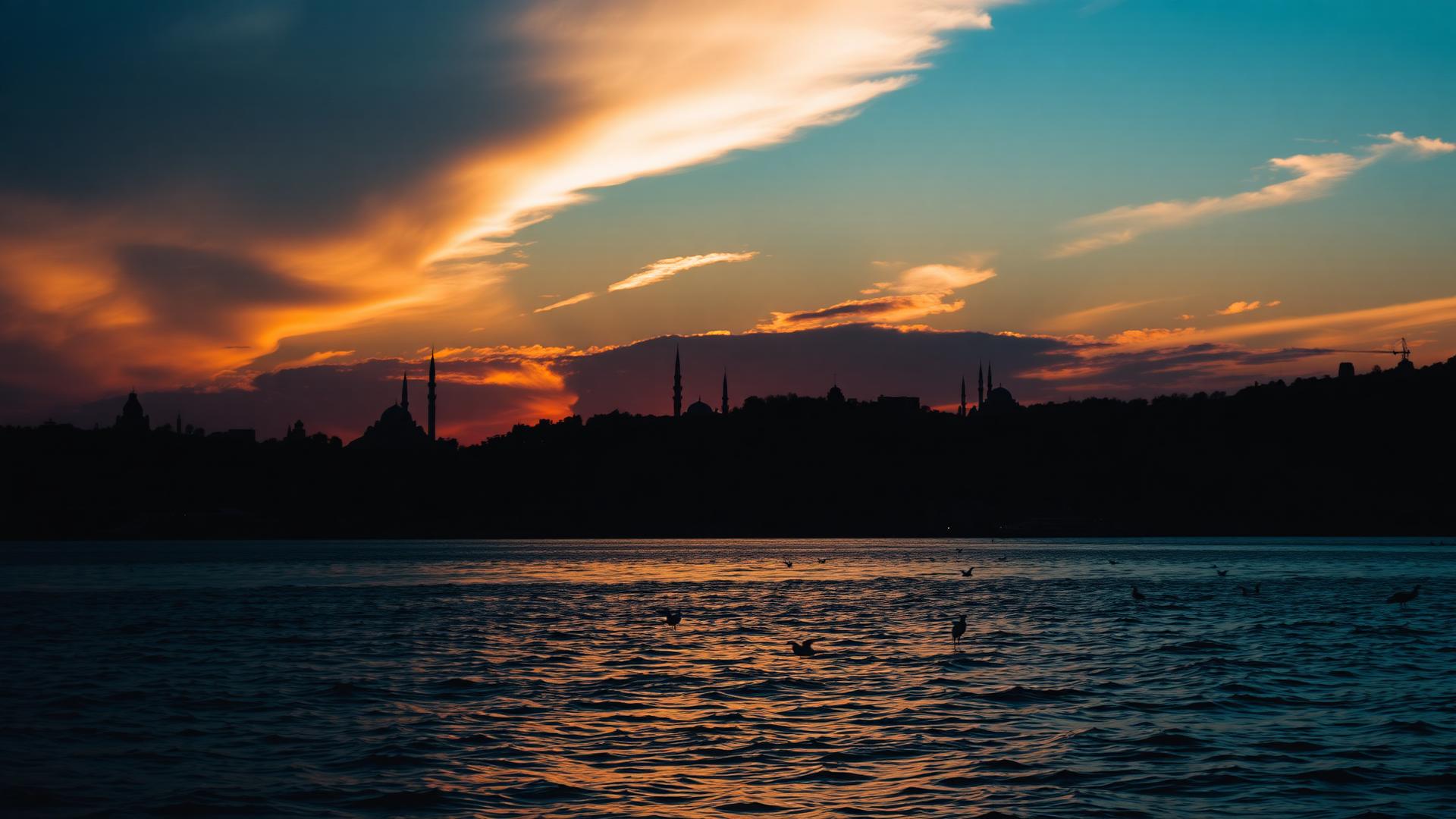 غروب الشمس على البوسفور ومآذن إسطنبول